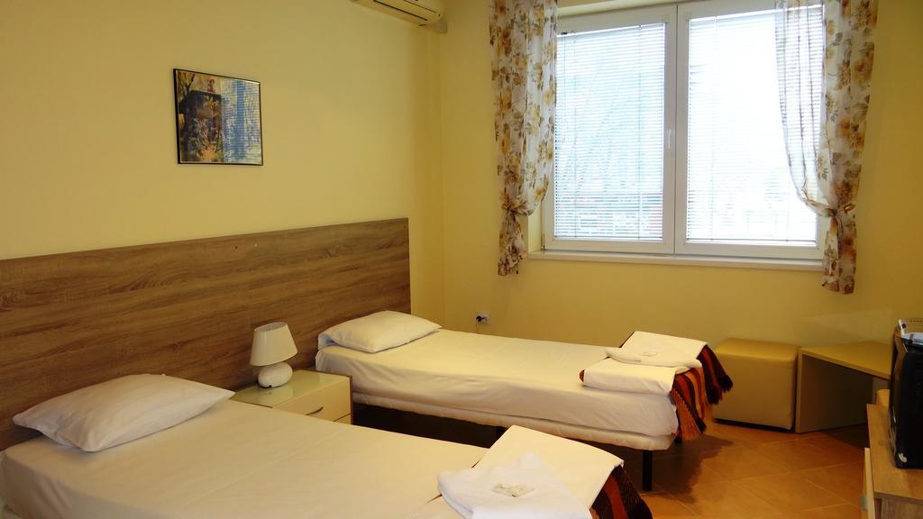 Guest Rooms Kom Sofia Bilik gambar