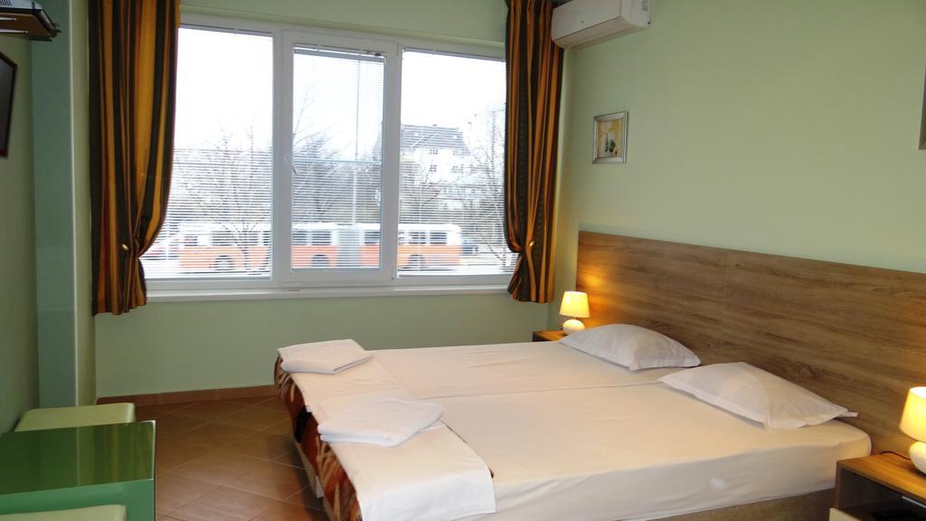 Guest Rooms Kom Sofia Bilik gambar
